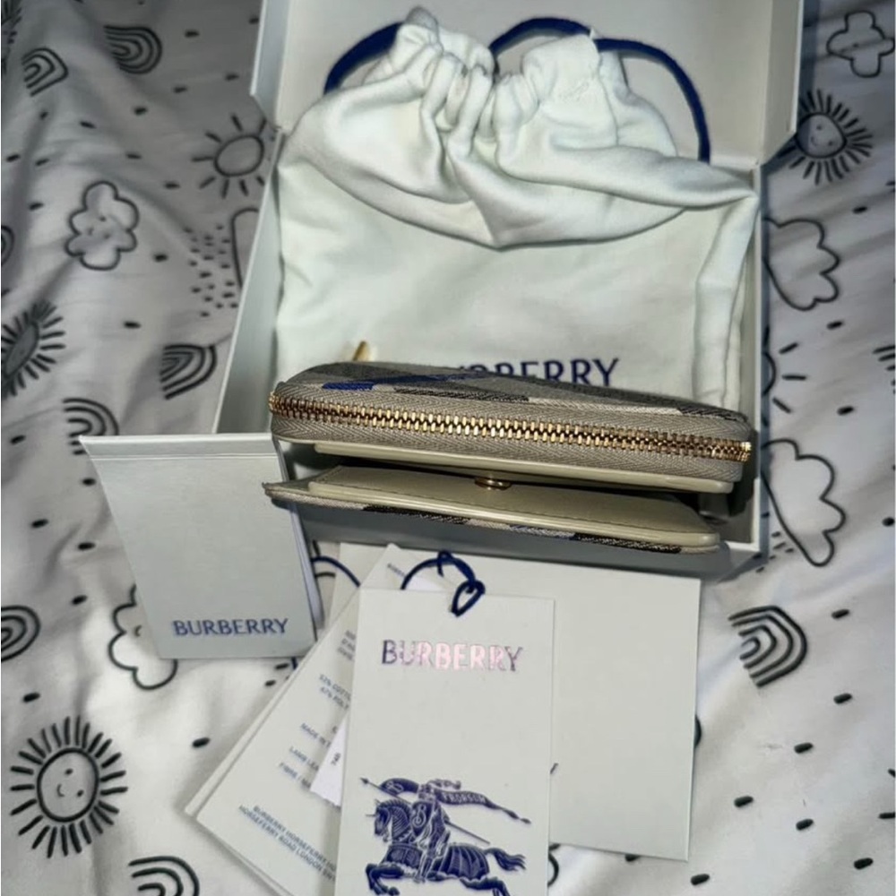 Original Burberry Beige/baby green and Black Checkered Wallet - Picture 4 of 6